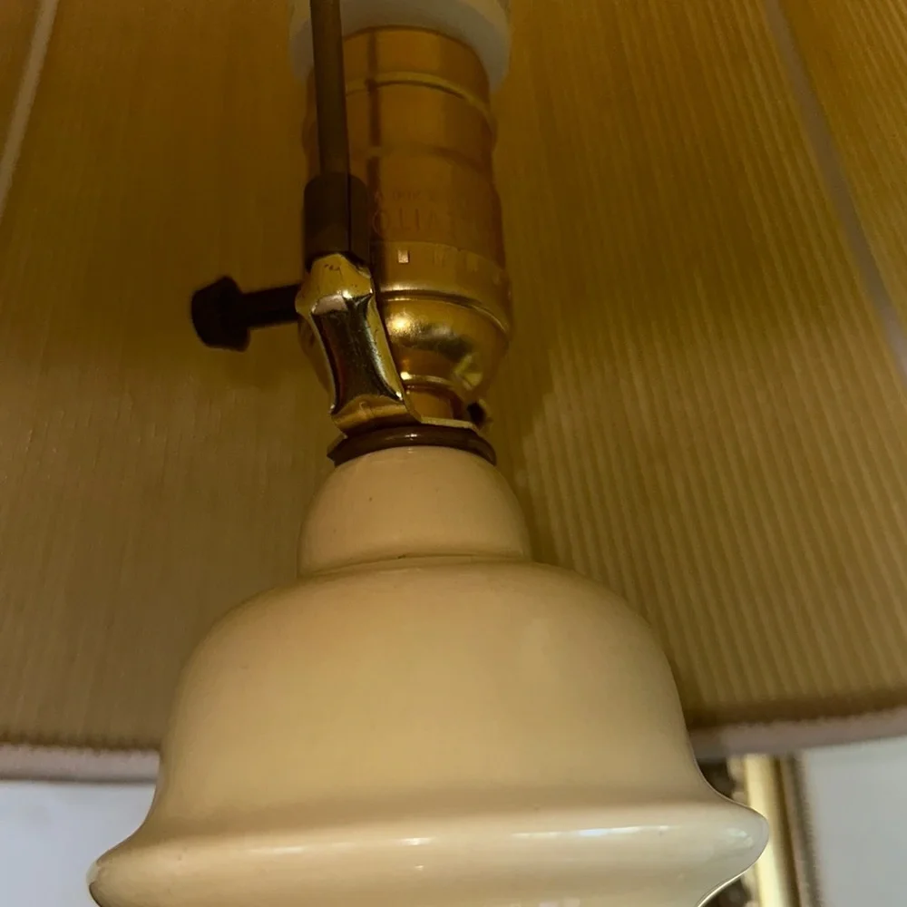 Vintage Elegant Cream Table Lamp